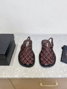 jil Sander 吉尔桑达 25Ss春夏新款 编织渔网 凉鞋 非常新颖的设计，让人眼前一亮！夏日氛围感渲染十足 鞋面采用超级软且坚韧的牛皮编织而成，采用织网