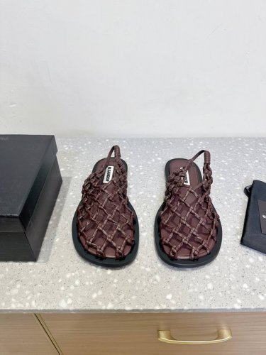 jil Sander 吉尔桑达 25Ss春夏新款 编织渔网 凉鞋 非常新颖的设计，让人眼前一亮！夏日氛围感渲染十足 鞋面采用超级软且坚韧的牛皮编织而成，采用织网