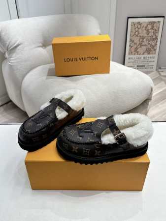 工厂价： 路易威登lv louis vuott on fw24 new arrival～秋冬最新款毛毛拖鞋～ 这双毛拖也是好好看！皮质的就是非常高级呀！！搭配秋 - 点击图像关闭