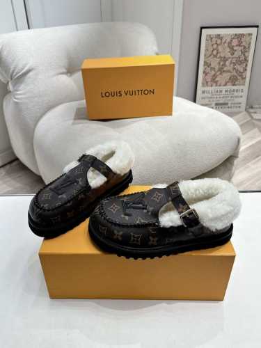工厂价： 路易威登lv louis vuott on fw24 new arrival～秋冬最新款毛毛拖鞋～ 这双毛拖也是好好看！皮质的就是非常高级呀！！搭配秋