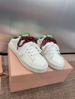 工厂价 Miumiu 2025春夏高定系列走秀新款果冻色系带休闲运动小白鞋 缪缪明星同款字母logo圆头拼色滑板女拖鞋材质:鞋面进口小牛皮+水染羊皮内里+原版开