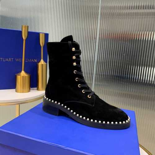 高版本Stuart Weitzman 秋冬最新带货女王杨幂同款短靴！ 硬朗的机车靴款式，鞋边搭配纯手工镶嵌的温油珍珠装饰，让鞋子整体变得婉约动人，上脚美的不要不