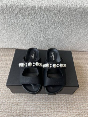 chanel 小香 25Ss 春夏新品度假 珍珠懒人拖鞋 小香的一款全新设计 鞋面纯手工珍珠编织搭配双C五金装饰 简约百搭上脚超级美的 怎么看都超美 鞋面：进口