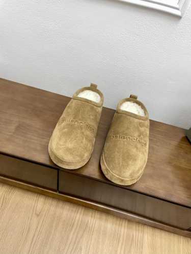 顶级版本代购级BALENCIAG巴黎世家24秋冬新款厚底毛毛拖鞋 冬日凛凛不可缺之一闭眼入都是不会后悔 上脚非常舒服超舒服 ZP订制面料 鞋面：定制进口羊绒 内