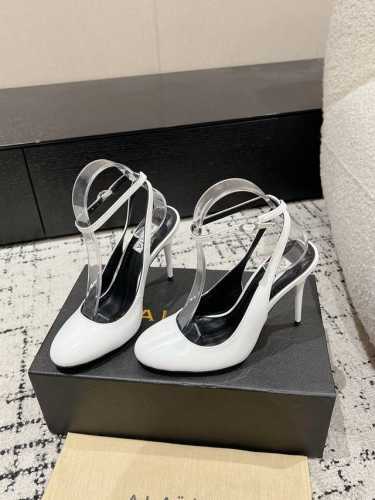 ALAIA 阿莱亚 25 春夏新款圆头一字带高跟鞋人气超高的Alaia 纯手工制作，每一双鞋都好看，美在心尖儿上 这双鞋真的可以算是任何一套穿搭上的点睛之笔，优