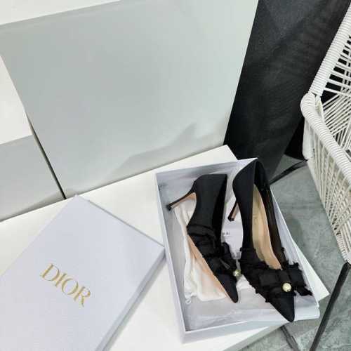 高品质出厂 ！顶级品质！Dior迪奥25春夏新款高跟蝴蝶结珍珠尖头单鞋！上脚效果真的绝了 黑色流苏罗缎鞋面尽显时尚格调 白色珍珠点缀增添高雅气质 小猫跟设计超好