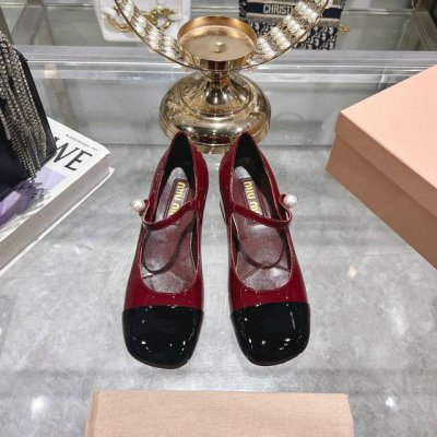冲量价: 顶级品质Miumiu缪缪25春夏走秀新款New Arrival～拼色粗跟圆头玛丽珍珍珠一字扣带单鞋！ 金属Miu缪Logo饰以点缀，细节质感满满～复古
