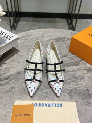 LV 驴牌春夏玛丽珍时装小猫跟尖头鞋 春夏秀场出镜率最高的一款单品 超多名模上脚 简约大方非常百搭 鞋面采用原版牛皮； 全皮包裸纯手工缝纫鞋面，LV彩色老花标识