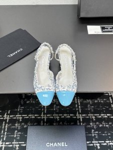 chane+L 经典Slingback 小香后空凉鞋 就像Coco香奈儿女士说的：流行稍纵即逝，但风格永存！这双后空鞋就是香家经典中的经典！双色搭配，简约精致，