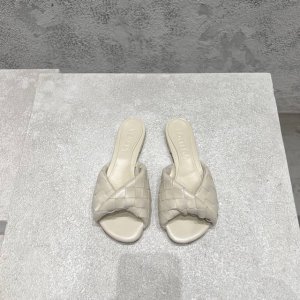bottega Venet* 最新最经典猫跟凉鞋！扭结编织饰带 Ins&小红书巨多网红明星上身！上脚超性感！真的太美了！这款编织的鞋面超有高级感！高级穿着又仙女