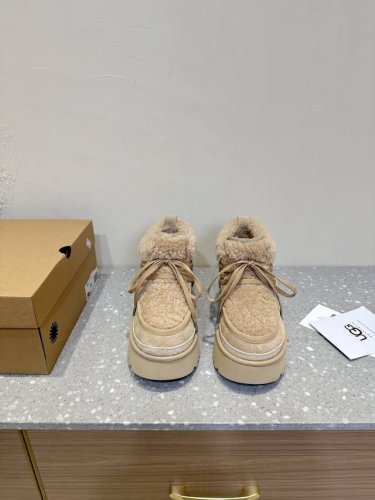 UGG 油叽叽 经典款 厚底 坡跟 系带短靴 毛靴 原版购入开发 做货 UGG这款高跟雪地靴真的打破了传统以来厚底靴的风格 太有设计个性了，深得少女心啊哈哈哈上