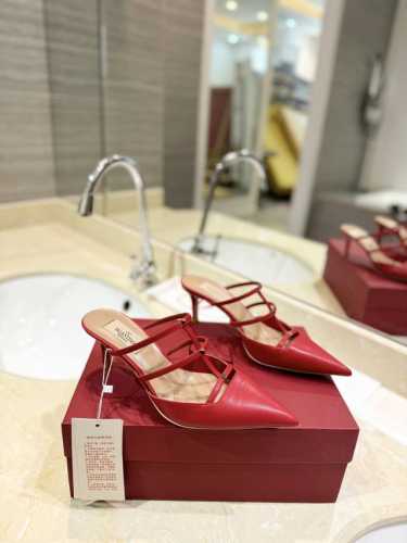 P350Valentino 2025新款 最新微跟穆勒鞋 镀铂迷你铆钉与性感尖头完美结合简直是夏天时髦巅峰小牛皮后系带微跟鞋 -细鞋跟 -鞋跟高:6厘米 -真皮