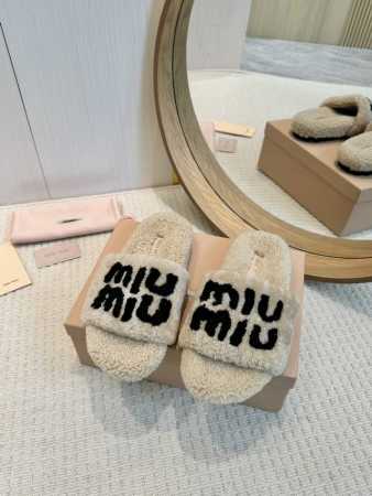 工厂批 miumiu 24B新款毛毛拖鞋！ 这款毛拖真的是真太可爱了～ 柔软蓬松的毛毛，舒服暖脚 增高显腿长 秋冬搭配袜子休闲又慵懒 上脚真的好看又时髦 进口羊 - 点击图像关闭