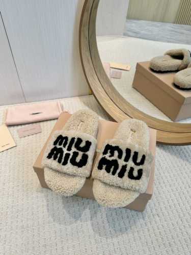 工厂批 miumiu 24B新款毛毛拖鞋！ 这款毛拖真的是真太可爱了～ 柔软蓬松的毛毛，舒服暖脚 增高显腿长 秋冬搭配袜子休闲又慵懒 上脚真的好看又时髦 进口羊