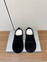 BALENCIAGA巴黎世家新款勃肯包头款毛拖 勃肯毛拖24秋冬秀款脚感很舒服，原版麂皮面料随便简便穿搭，羊毛里 超级暖和 balenciaga正面大logo巨