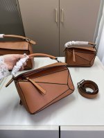 中 罗意威Loewe几何包 简约大气风格 更加轻盈 可轻松驾驭各种风格 尺寸20×11 24×15 30×17折叠盒