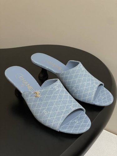 chanel 2026早春度假系列爆品小香双C扣鱼嘴蜜儿高跟拖鞋小矮跟凉拖鞋 简约时尚 整体采用穆勒鞋款式 这种鞋型没有鞋带或复杂的固定结构 穿脱方便 同时展现