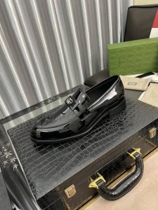 出厂价 古奇新款潮高级休闲男士皮鞋， 顶级进口经典面料，鞋面牛皮鳄鱼纹，水染皮里，极为亲肤舒适 摸上去非常的细腻 ，版型上很正！奢华生动 精细度完美体现立体感，