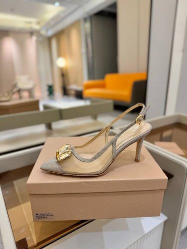 价格P： Gianvito Rossi 2025新款拖鞋 原版开发 顶级版本 代购品质 超美的大宝石高跟凉鞋。大颗宝石璀璨夺目，仿佛把星辰踩在脚下，瞬间成为人群