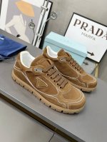 工厂价： 上新了 情侣款 Prada 普拉达2024Ss 秋冬新款德训鞋 休闲鞋官网1.1复制 这款牛筋底上脚非常舒适，今年非常火爆， 面料：鞋面进口麂皮 羊皮