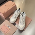 出厂价： MiuMiu 缪缪2025春夏新款德训鞋火火来袭上脚舒适度拉满 好看好穿又轻便 随意搭配 筒约又高级，大胆前卫的设计，Miu Miu风格融于此款厚底帆