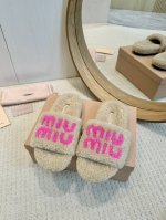 工厂批 miumiu 24B新款毛毛拖鞋！ 这款毛拖真的是真太可爱了～ 柔软蓬松的毛毛，舒服暖脚 增高显腿长 秋冬搭配袜子休闲又慵懒 上脚真的好看又时髦 进口羊