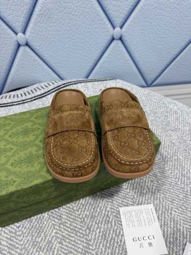 早春新款 专柜同步更新 Gucci 古奇春 从品牌标志的20世纪70年代典藏设计中撷取灵感，互扣式双G在这款黑色皮革拖鞋上焕新演绎为大号镂空设计 面料：牛皮 码