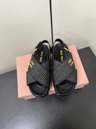 P310Miumiu新款交叉编织厚底平底凉鞋 拖鞋 巴黎时装周最新走秀款，复古高级，舒适度与时髦度并存的开挂全新系列，设计搭配不同风格需求 鞋面：原版定制编织面 - 点击图像关闭