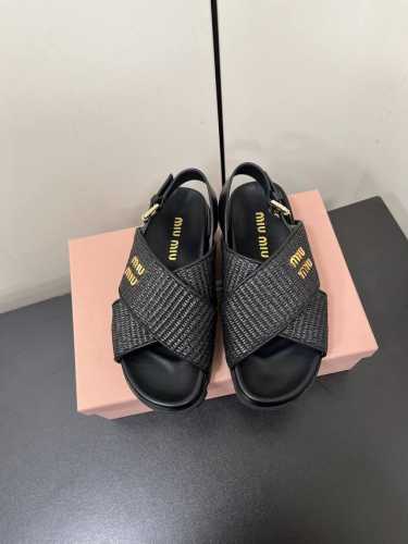 P310Miumiu新款交叉编织厚底平底凉鞋 拖鞋 巴黎时装周最新走秀款，复古高级，舒适度与时髦度并存的开挂全新系列，设计搭配不同风格需求 鞋面：原版定制编织面