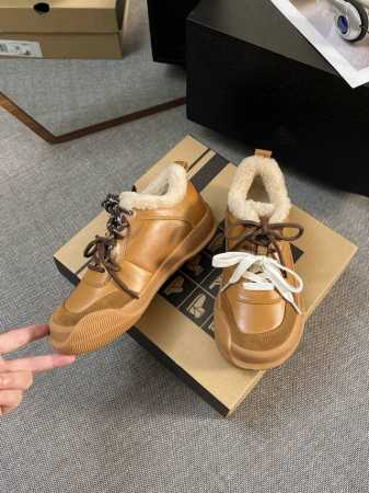 丑萌丑萌的做旧擦色羊毛小单。复古绑带搭配小穿脱方便最新潮的版型设计、完全释放出、狂野与霸气。面料头层擦色牛皮搭配高丝光牛反绒，，内里 垫脚全釆用澳洲进口纯百分百 - 点击图像关闭
