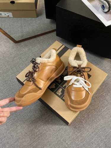 丑萌丑萌的做旧擦色羊毛小单。复古绑带搭配小穿脱方便最新潮的版型设计、完全释放出、狂野与霸气。面料头层擦色牛皮搭配高丝光牛反绒，，内里 垫脚全釆用澳洲进口纯百分百