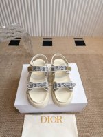 Dior迪奥Ract 磨术贴厚底休闲女鞋 Cd 字母Logo五金扣露趾凉鞋明星同款金色 Gradient Butterflies 图案圆头复古沙滩鞋 市场 顶级