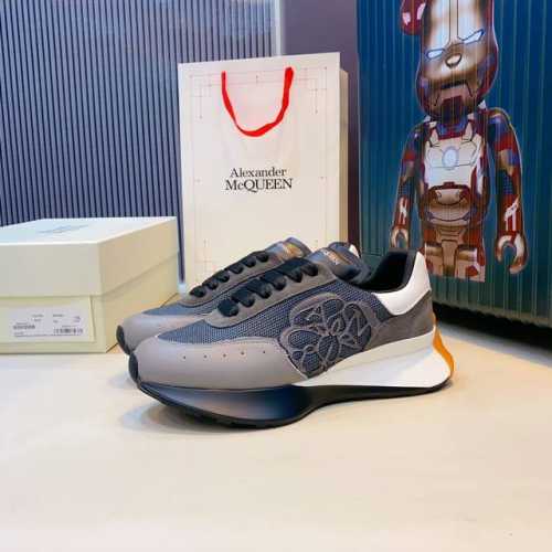 上新啦！ Alexander Mcqueen 亚历山大麦昆 新款 阔型运动休闲鞋新色！ 后尾十拼色真的是太有特色太好看了，一眼爱！顶级版本！ 春夏秋冬一年又一年
