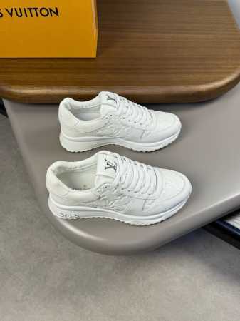 码数38-45 新品 Loui*V ～ Run Away 高端男士休闲 运动鞋！ 采用拼接 Epi 牛皮革和 Monogram 压纹粒面牛皮革，再现传统跑鞋的灵 - 点击图像关闭