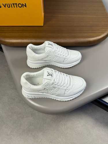 码数38-45 新品 Loui*V ～ Run Away 高端男士休闲 运动鞋！ 采用拼接 Epi 牛皮革和 Monogram 压纹粒面牛皮革，再现传统跑鞋的灵
