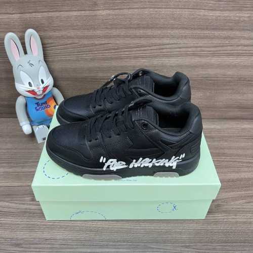 顶级版本Off-White Out Of Office 低帮涂鸦板鞋情侣款黑色。 Off-White箭头符号、Ziptie 标签、1Ogo印花等经典元素皆在此呈