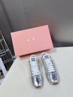 Miumiu缪缪春夏最新走秀款 休闲脏脏鞋 运动小白鞋 国内外博主刷爆的一款，小红书种草系列，复古又时髦上脚美炸了 简约的运动板鞋设计，极具辨识度的鞋舌，打造佛