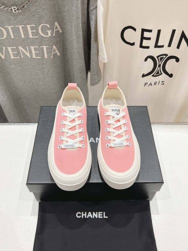 –Chanel* 小香2025Ss最新休闲鞋，目前超级流行的饼干鞋 网红明星小红书狂追热推 发售蠢萌可爱的造型带了点复古味！ 造型特殊，很有辨识度， 显瘦显腿长