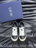 Dio* 这款 B33 运动鞋全新演绎经典的网球鞋，时尚廓形突显厚重质感。采用牛皮革精心制作，饰以 Oblique 印花，搭配饰以 Dior 标志的加垫鞋舌、马