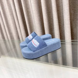 balenciaga 巴黎世家 厚底牛皮电绣一字拖 鞋面牛皮搭配乐乐刺绣 双B五金装饰 大底真皮包边高度5Cm 刺绣Logo高级感满满 原版天然橡胶防滑耐磨底。