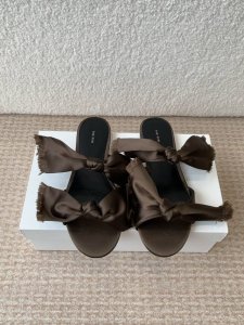 The Row 真丝绸缎蝴蝶结拖鞋高品质极简小众还得看Tr 春夏新款性感猫跟极简拖鞋 一如既往的简单 超强设计感 线条简洁流畅 虽然没有过多的元素点缀 但真的很