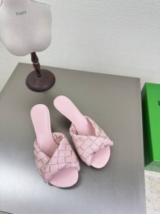 bv Blink 系列拖鞋 15 毫米级 编织单鞋 真皮手工编织 粉色 编织 这款经典款 简直Bv最新天花板啦 双色彩色百搭 简约一块皮15毫米抽条 手工编织而