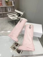 毛内短 长520不换款 GIVENCHY纪梵希，虞书欣同款鲨鱼靴，增高12cm秒变大长腿超神的鲨鱼靴！不仅是虞书欣同款，更是能让你秒变大长腿的神器！这款鲨鱼靴采