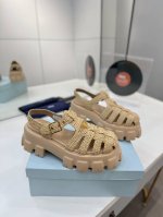 工厂p价 普拉达编织厚底凉鞋 超火爆最新春夏锯齿罗马编织超轻厚底 凉鞋 复古时髦前卫的轮齿 让整双鞋轻便舒适鲜艳色彩满足不同风格时髦人士的多种选择标志性金属三角