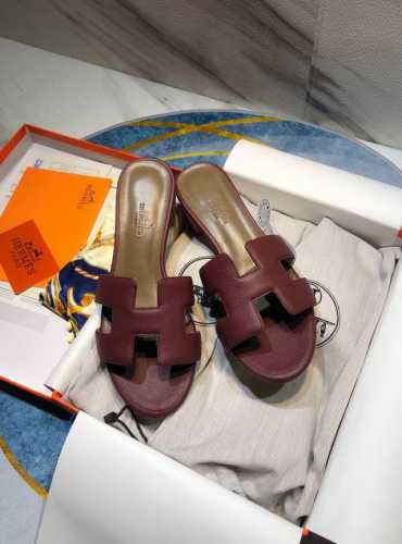 出厂价Pp：310 随机赠送丝巾 品牌：Hermes 颜色：酒红色 跟高：4.5Cm 码数：35-40全码 鞋面材质：进口牛皮手掌纹压纹 鞋底材质：真皮大底全透