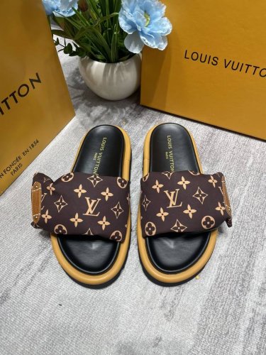 橙子出厂价p Louis Vuitton 路易威登 Lv新配色 休闲魔术贴拖鞋 平底凉拖 情侣款 专柜同步更新，鞋面采用独一无二的驴家独特面料，面料轻盈透气，超