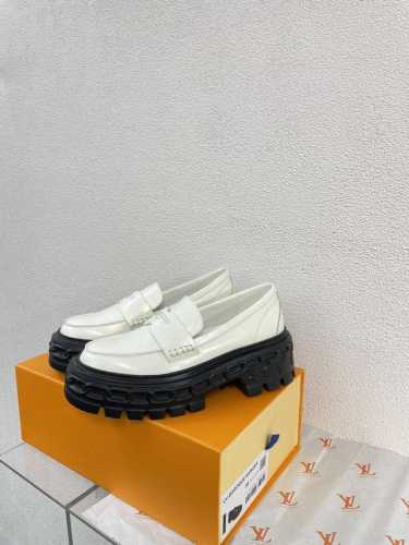 美爆了 Lv 新品 乐福鞋系列 考究工艺 有特色大底 高品质出品 白色 面料选用小牛开边朱系列 内里牛皮内里 鞋面钢印Logo精美绝伦 大底选用原版一致 开模大