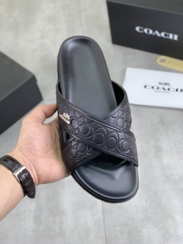 出厂价Pp 实价 Coach蔻驰独家新款男士休闲拖鞋，休闲时尚百搭款,四季可穿！！适合现在年轻人的潮流选择，更加提升上脚舒适贴合度，上脚舒适，柔软透气，大底：原