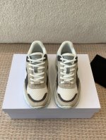 CELINE思琳赛琳CELINE RUNNER CR-03运动鞋 鞋舌和鞋后帮饰有CELINE标志运动鞋侧面凹印CR-03字样鞋后帮和侧面压印CELINE标志厚