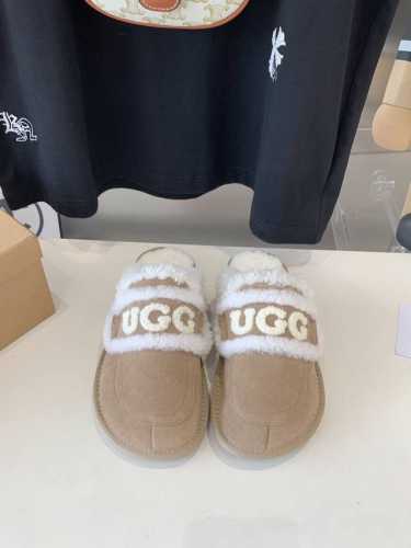 出厂价 薄底UGG logo拖鞋太火啦 一眼就上头的款式 胖胖的方圆头鞋 加上羊毛边边logo 憨憨的可爱。鞋身很轻巧 走路简直可以跳起来！ 四色:栗色 咖色